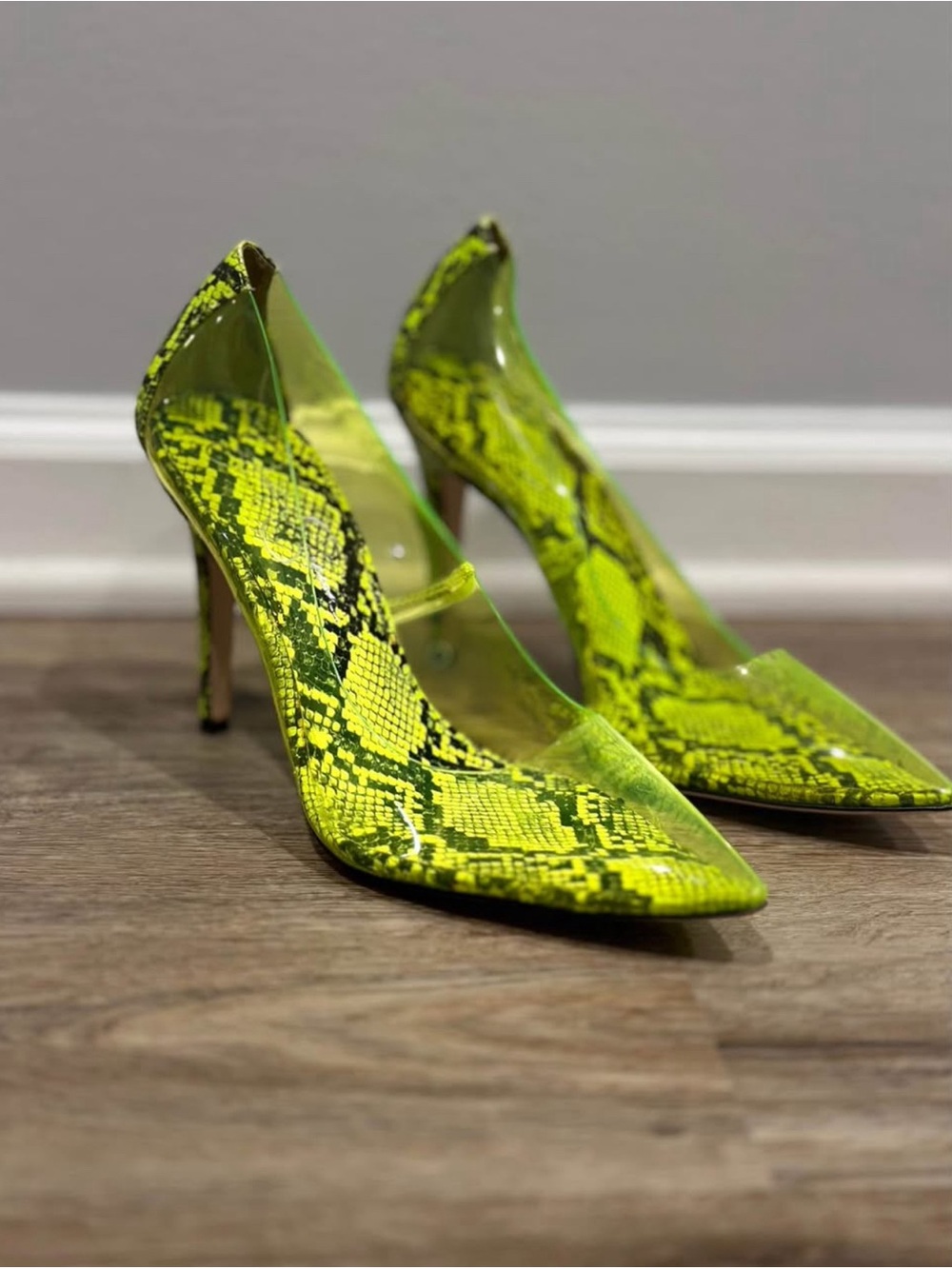 Jessica Simpson Neon Yellow Snakeskin Clear Vinyl Pumps Size 9